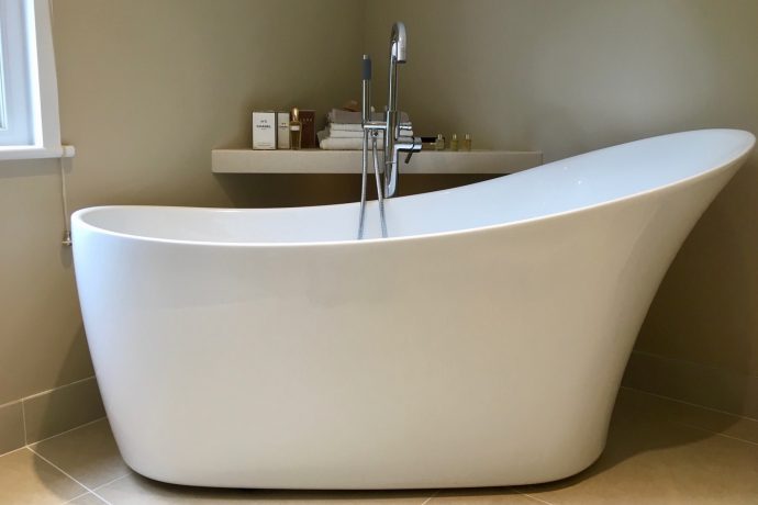 Freestanding bath