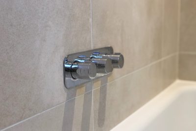 Wall mounted bath valve