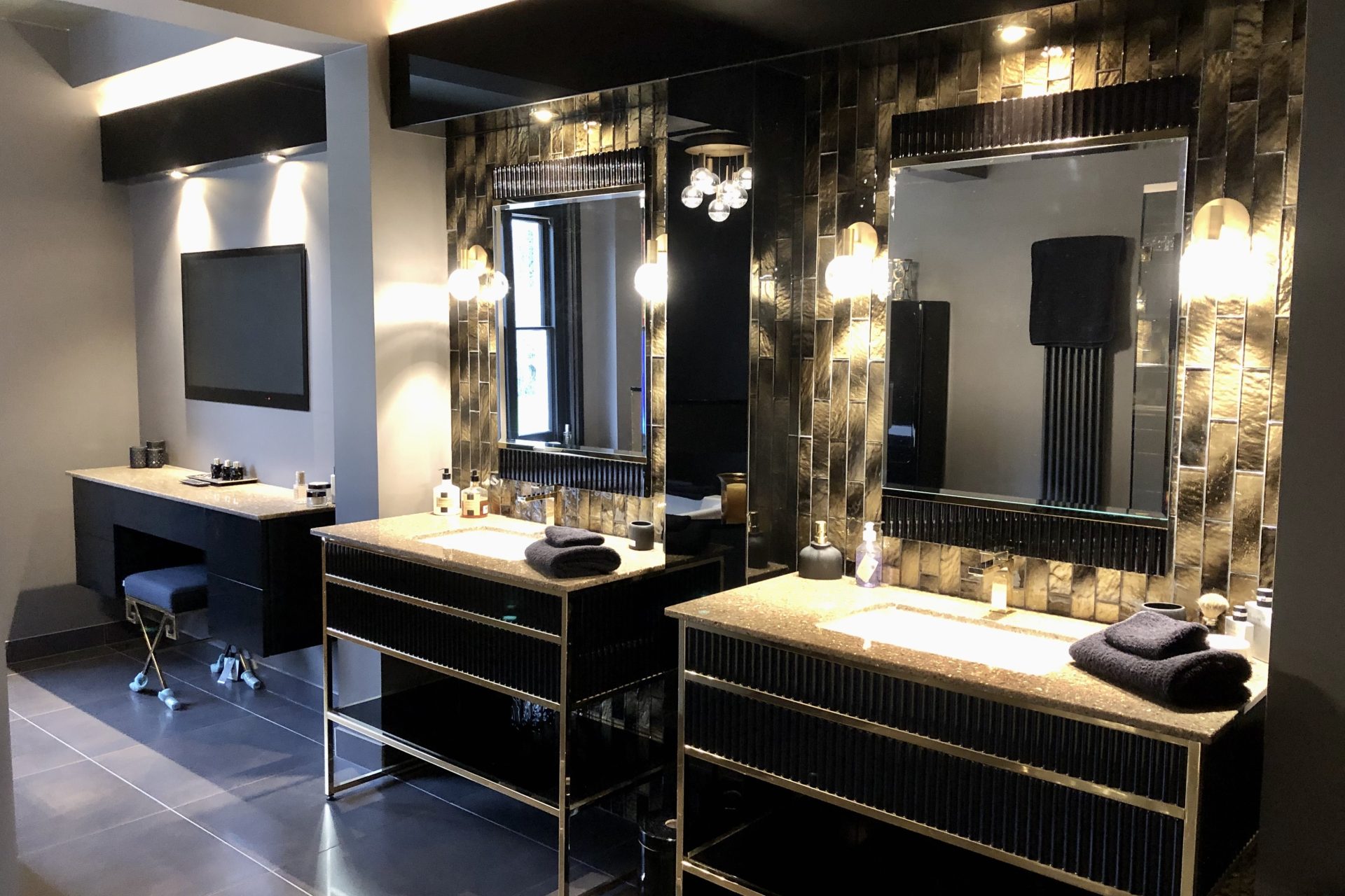 Double vanity basins