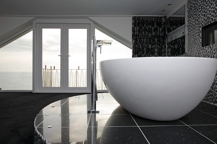 Bath with sea view